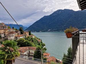 a view of a body of water from a city at Casa vacanze Flora con vista lago in Nesso
