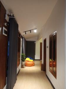 - un couloir avec un lit au milieu d'une chambre dans l'établissement Villa de Voltaf, à Pasirputih
