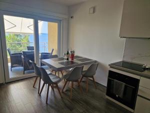 eine Küche und ein Esszimmer mit Tisch und Stühlen in der Unterkunft Novi Lux in Novi Vinodolski
