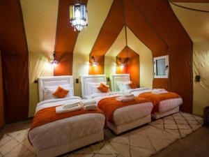 Postel nebo postele na pokoji v ubytování Sahara Family Luxury Camp