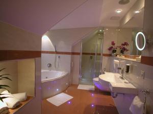 Koupelna v ubytování Hotel Mack Private Inn + 37 fotografií