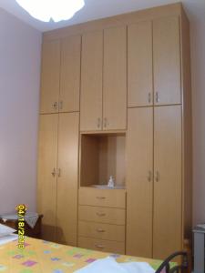 a room with wooden cabinets and a table with a table gmaxwell gmaxwell gmaxwell at Elisabeth Villas in Kerveli