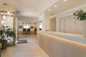 a restaurant lobby with a counter and a bar at Hotel Gabarda in Palmanova