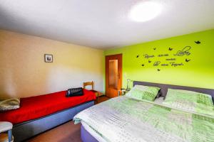 เตียงในห้องที่ Ferienwohnung Familie Perlik