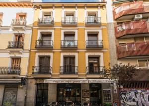 un edificio con balcones en un lateral en Smartr Madrid Chueca en Madrid