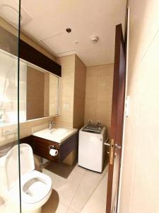 une salle de bain avec toilettes et lavabo dans l'établissement Tambuli Seaside Condo StudioType, à Lapu Lapu City