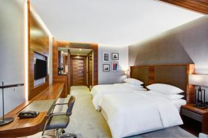 Postel nebo postele na pokoji v ubytování Sheraton Grand Samsun Hotel