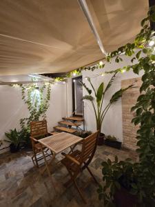 un patio con tavolo, sedie e piante di Siete Lunas a Cordoba