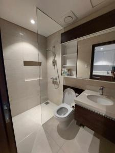 une salle de bain avec une douche, des toilettes et un lavabo dans l'établissement Tambuli Seaside Condo StudioType, à Lapu Lapu City