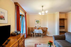 格拉绍Ferienwohnung 3的客厅里有一张桌子和一张沙发