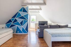 een slaapkamer met een bed en een blauwe muur bij Duplex 3 Bed 2 Bat Apt Steps from Lincoln Square in Chicago