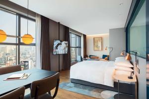 Ein Bett oder Betten in einem Zimmer der Unterkunft RYSE, Autograph Collection by Marriott