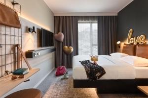 Letto o letti in una camera di Moxy Dresden Neustadt