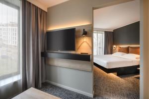 Letto o letti in una camera di Moxy Dresden Neustadt