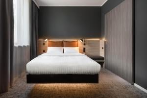 Letto o letti in una camera di Moxy Dresden Neustadt