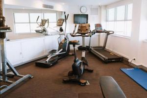 Un gimnasio con varios equipos de ejercicio en una habitación. en Spa Retreat, en Ballina