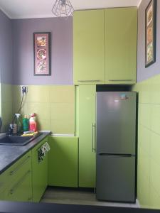 Kuchyňa alebo kuchynka v ubytovaní Apartament Długie Ogrody 2 pokojowy