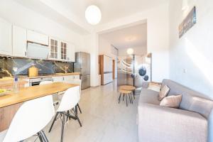 Una cocina y una sala de estar con un sofá y una mesa. en Melissa apartments, en Halikounas 15 fotos más