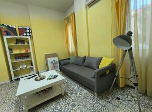 una sala de estar con un sofá y una mesa en Timisoara Central Vibes Belle Vue Apartments, en Timisoara