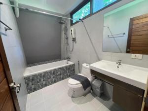 Koupelna v ubytování Chill Lay Resort Donsak + 13 fotografií