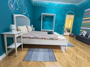 a bedroom with a bed and a blue wall at Timisoara Central Vibes Belle Vue Apartments in Timişoara