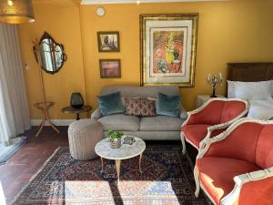 O zonă de relaxare la Constantia View Apartments OPERATIONAL DURING LOADSHEDDING
