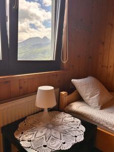une chambre avec un lit et une table avec une lampe dans l'établissement Z widokiem na Giewont, à Kościelisko
