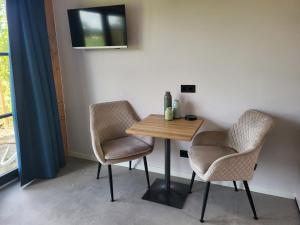 a table and two chairs in a room at Huisje Mina in Vrouwenpolder