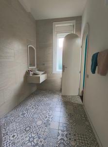 baño con lavabo y puerta blanca en Timisoara Central Vibes Belle Vue Apartments, en Timisoara 15 fotos más