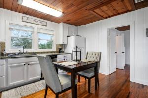 una cucina con tavolo e sedie in una cucina di Cozy cottage by the Sea -near downtown with patio! a Gulfport Altre 20 foto