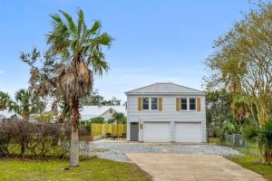 una palma di fronte a una casa bianca di Cozy cottage by the Sea -near downtown with patio! a Gulfport