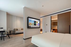 TV a/nebo společenská místnost v ubytování Atour Hotel Jiangmen Huayin Plaza