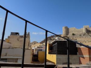 Blick auf eine Stadt von hinter einem Zaun in der Unterkunft Los Abencerrajes-Almería in Almería