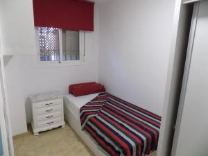 ein kleines Schlafzimmer mit einem Bett und einer Kommode in der Unterkunft Los Abencerrajes-Almería in Almería + 2 Fotos