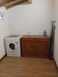eine Waschküche mit Waschmaschine in einem Zimmer in der Unterkunft Casa da Tia Avelina in Angra do Heroísmo