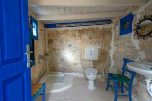 SívasにあるElisavi Kanakisのトイレと洗面台付きのバスルーム