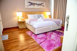 - une chambre avec un lit blanc et un tapis violet dans l'établissement Home by Bella, à Kuala Lumpur 32 autres photos