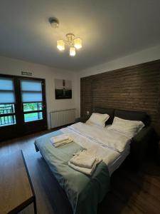 Un pat sau paturi într-o cameră la Apartamente Casa Albu