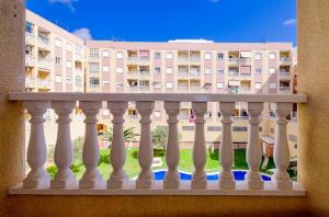 - un balcon avec une balustrade blanche en face d'un bâtiment dans l'établissement Jose Hurtado ID202, à Torrevieja