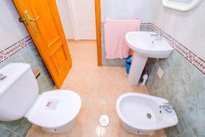 une salle de bains avec toilettes et lavabo dans l'établissement Jose Hurtado ID202, à Torrevieja 17 autres photos