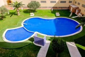 - une vue sur la grande piscine située dans la cour dans l'établissement Jose Hurtado ID202, à Torrevieja
