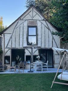 a barn with a table and chairs in the yard at Maison Au coeur d'Amboise in Amboise