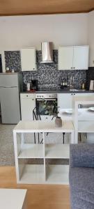 cocina con mesa blanca en Ferienwohnung am Althanshof, en Bendorf 9 fotos más