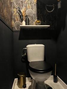 Salle de bains dans l'établissement Amour Sauvage-Love Room****, Centre-Historique