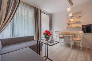 a living room with a table and a desk at fewo1846 Intermar - Gruene Insel - Studioapartment mit Balkon und Blick ins Grüne in Glücksburg