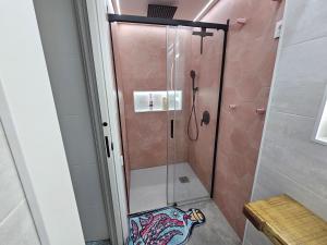 a bathroom with a shower with a glass door at Habitación Familiar in Madrid