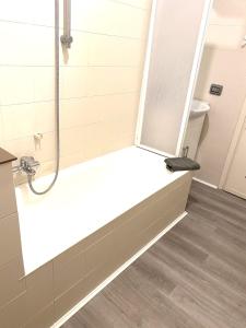 ein Badezimmer mit Dusche und Toilette in der Unterkunft Casa Manolo Corsico Navigli Suite Apartment Milan in Corsico + 46 Fotos
