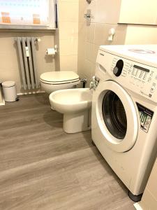 ein Badezimmer mit Toilette und Waschmaschine in der Unterkunft Casa Manolo Corsico Navigli Suite Apartment Milan in Corsico