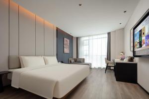 Postel nebo postele na pokoji v ubytování Atour Hotel Jiangmen Huayin Plaza + 57 fotografií