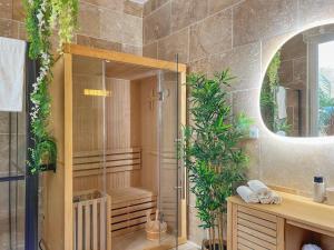 La salle de bains est pourvue d'une douche avec des plantes. dans l'établissement Bien-être au naturel, Love Room, Jacuzzi Sauna, Centre-Historique, à Avignon 17 autres photos